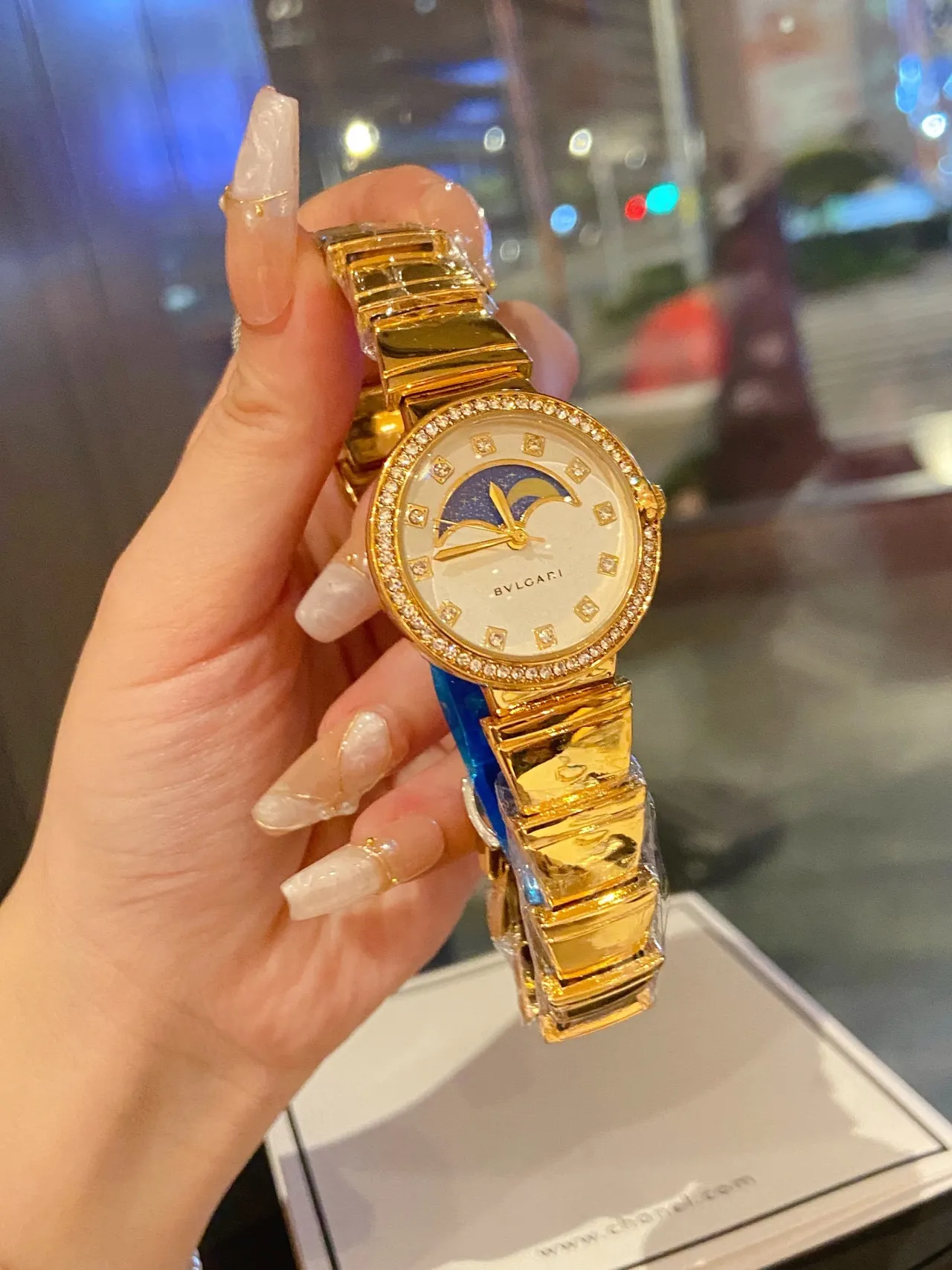 Bvlgari Montre en or blanc avec bracelet intégré, bezel de diamants et quartz 5