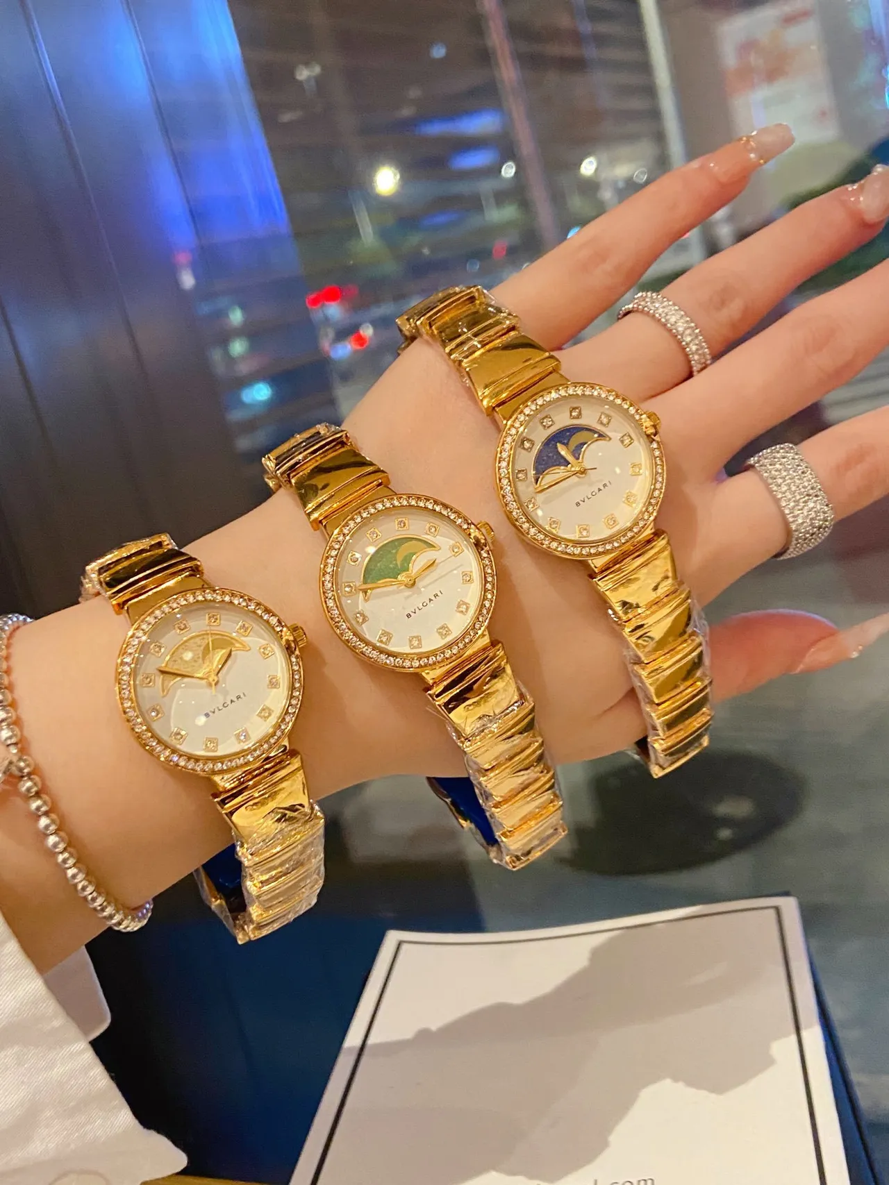 Bvlgari Montre en or blanc avec bracelet intégré, bezel de diamants et quartz 6