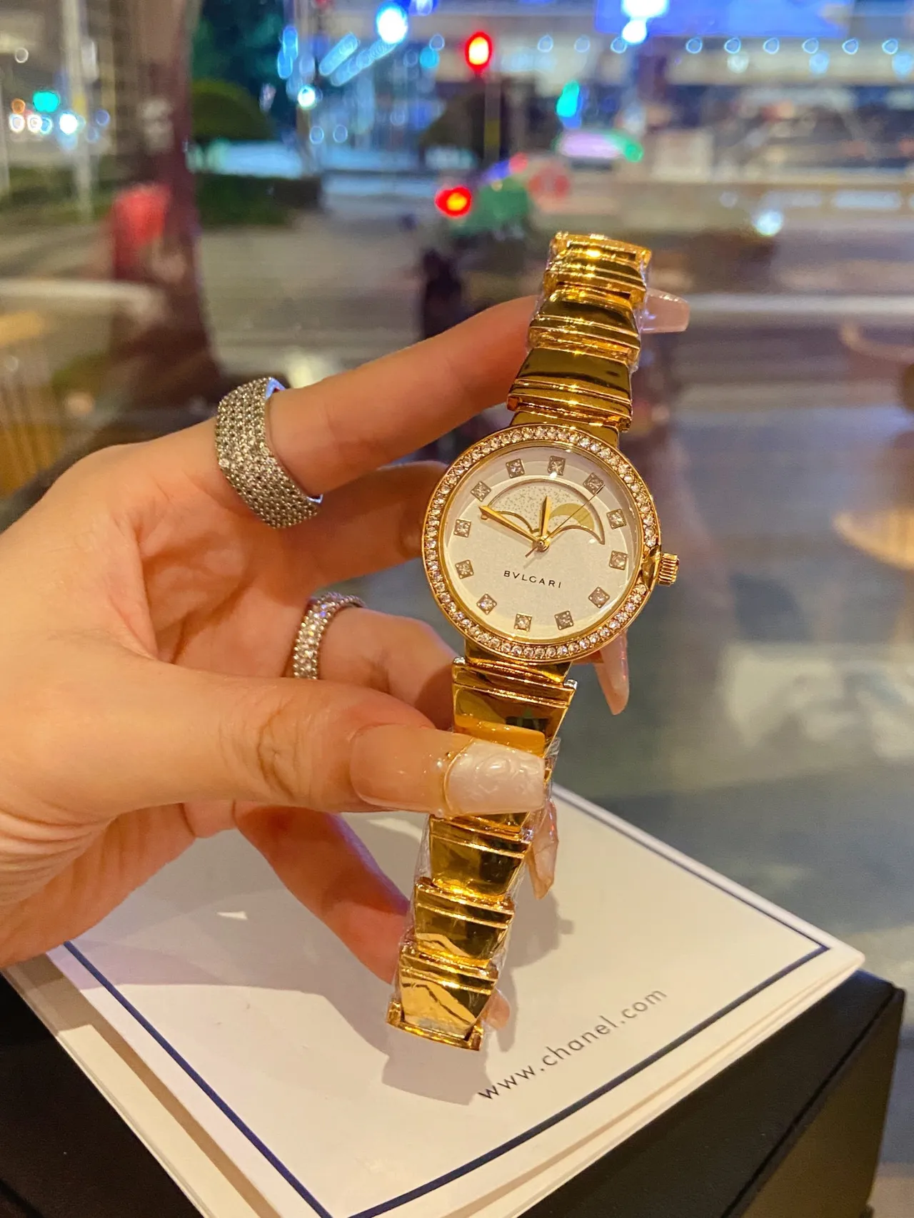 Bvlgari Montre en or blanc avec bracelet intégré, bezel de diamants et quartz 7