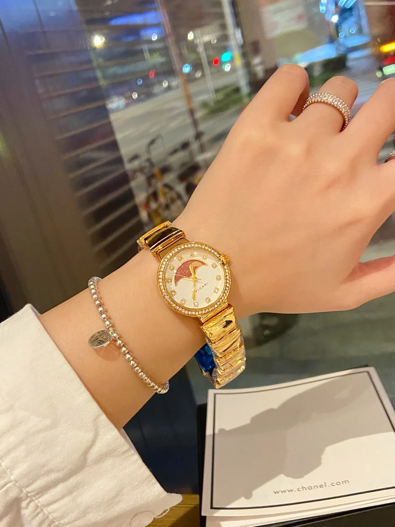 Bvlgari Montre en or blanc avec bracelet intégré, bezel de diamants et quartz 9