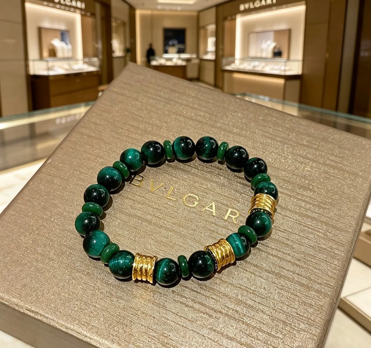 Bvlgari Pierre Verte et Bracelet de Perles Doré 5