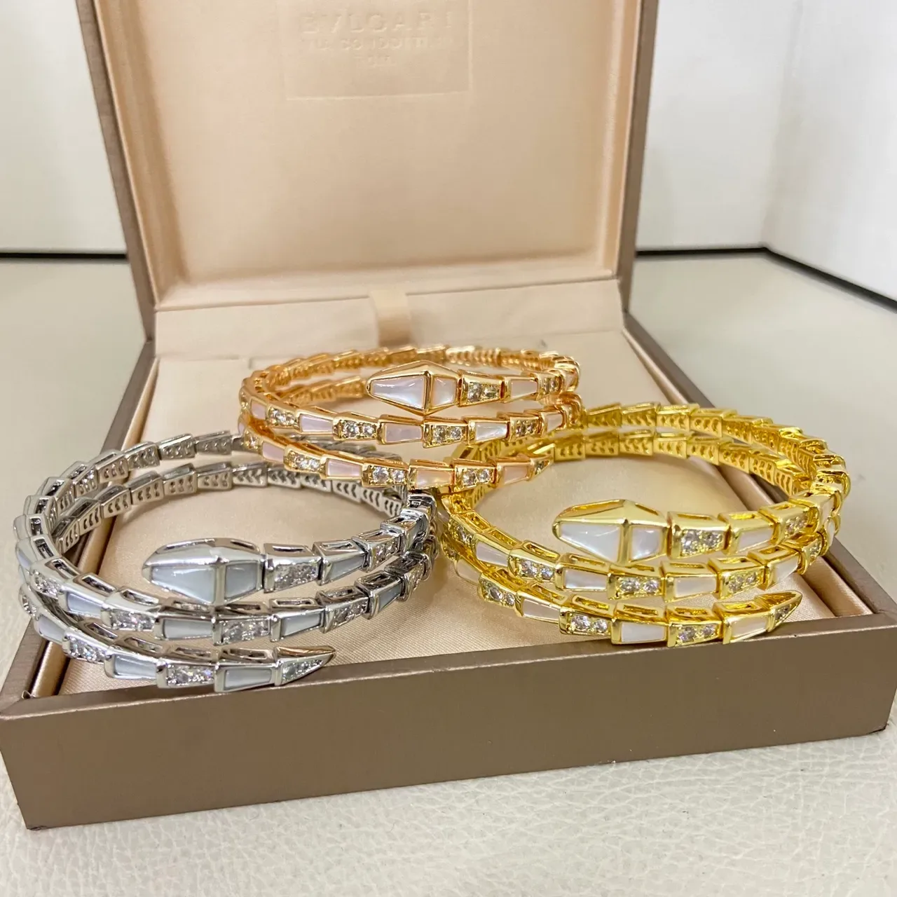 Bvlgari Serpenti Viper Bracelete Articulado de Diamantes e Madreperla 2