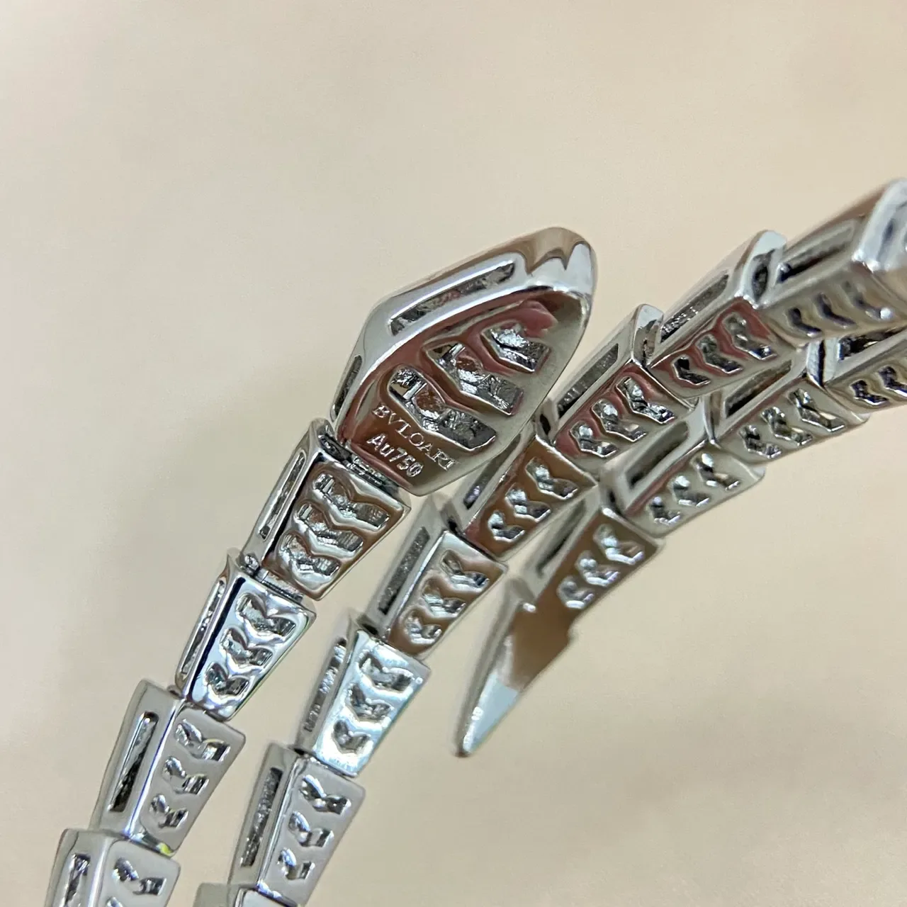 Bvlgari Serpenti Viper Bracelete Articulado de Diamantes e Madreperla 3