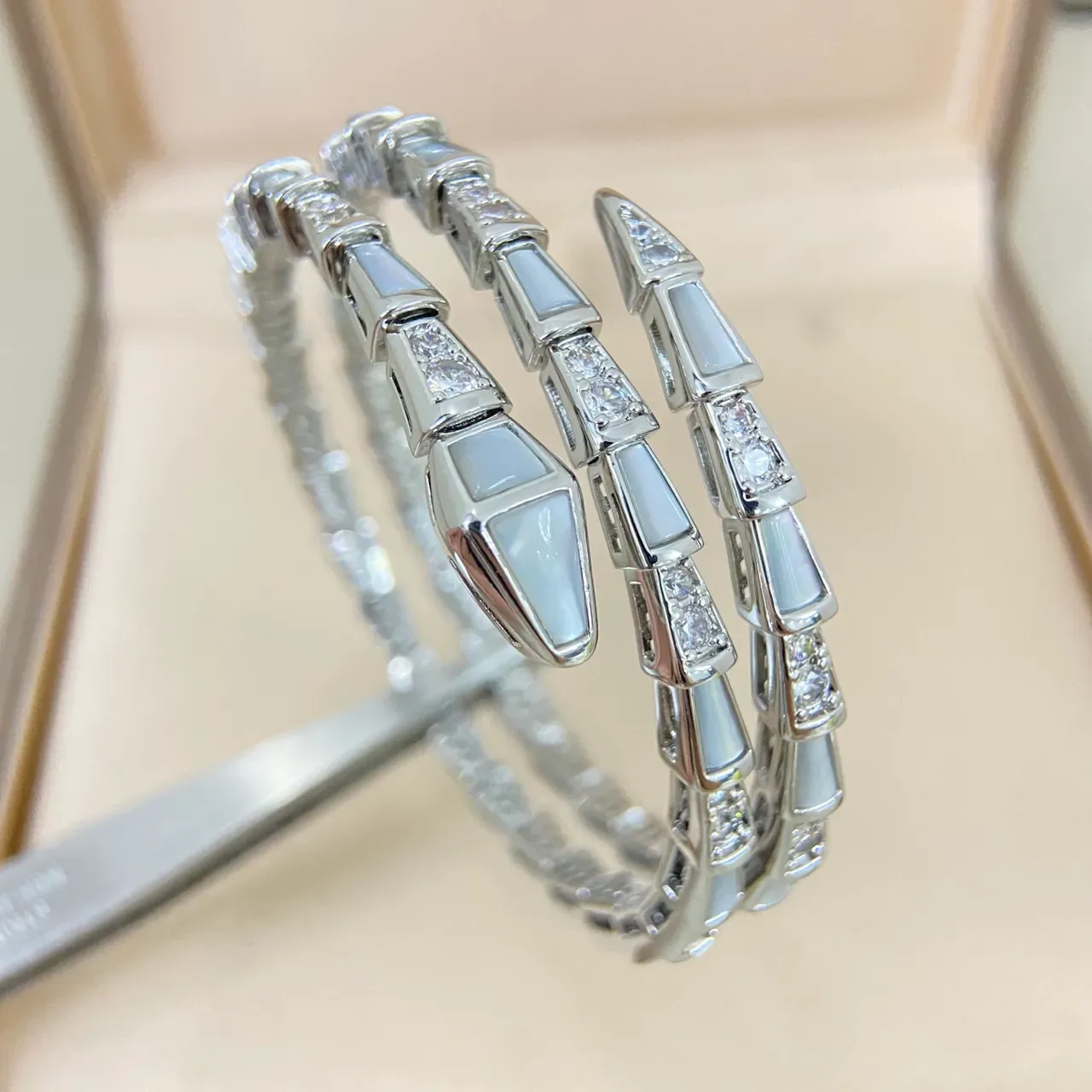 Bvlgari Serpenti Viper Bracelete Articulado de Diamantes e Madreperla 4