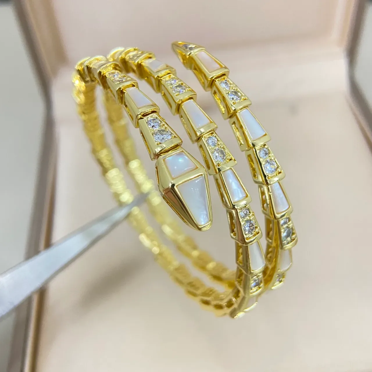 Bvlgari Serpenti Viper Bracelete Articulado de Diamantes e Madreperla 5