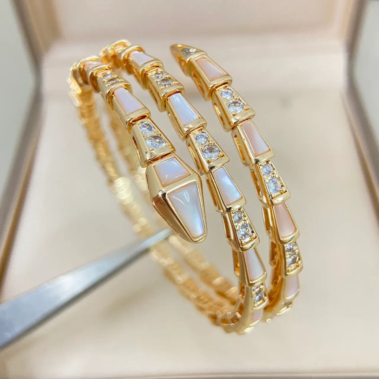 Bvlgari Serpenti Viper Bracelete Articulado de Diamantes e Madreperla 6