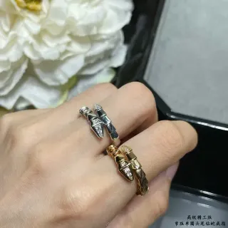 Bvlgari Serpenti Viper सांप का सिर Pavé डायमंड रिंग
