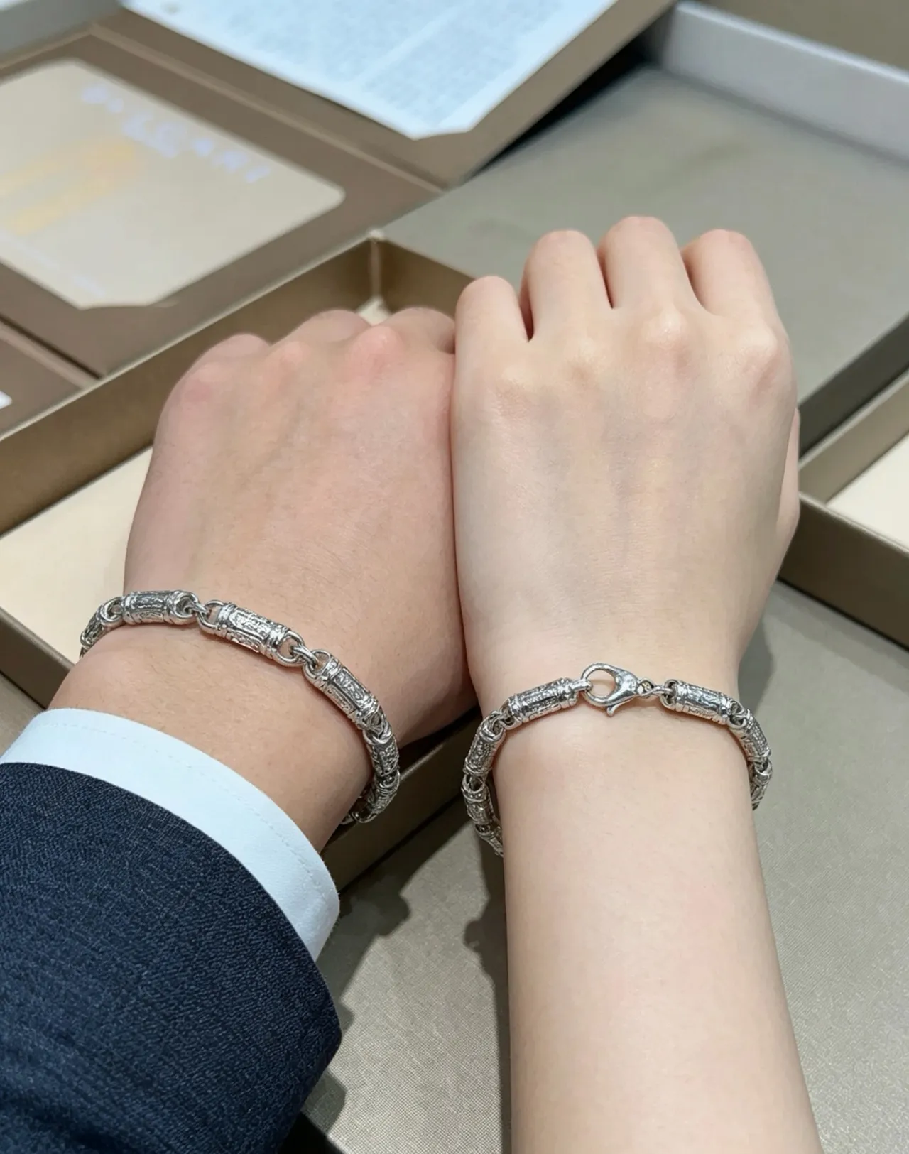 Bvlgari Bracelet argenté avec maillons tubulaires gravés à détails géométriques 2