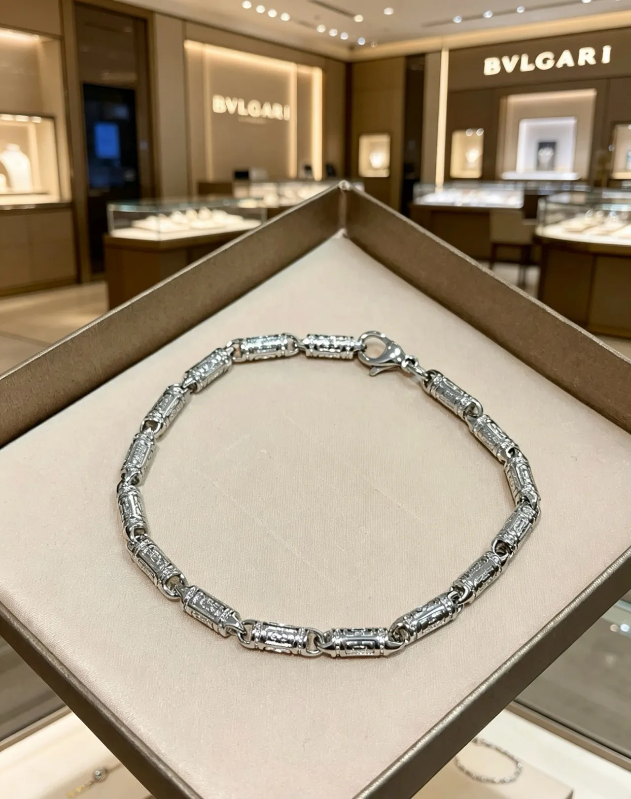Bvlgari Bracelet argenté avec maillons tubulaires gravés à détails géométriques 7