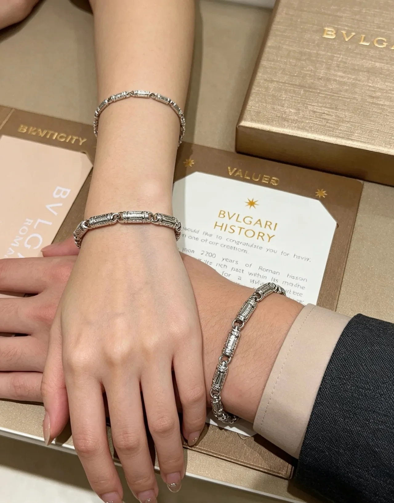 Bvlgari Bracelet argenté avec maillons tubulaires gravés à détails géométriques 8