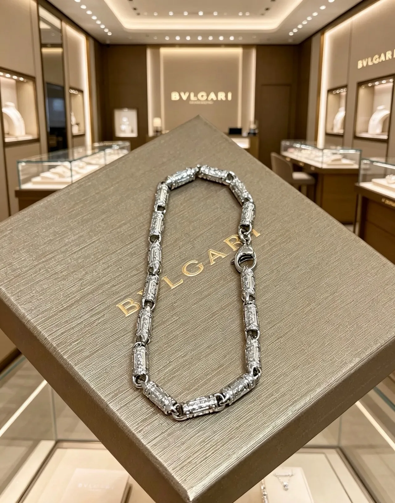 Bvlgari Bracelet argenté avec maillons tubulaires gravés à détails géométriques 9