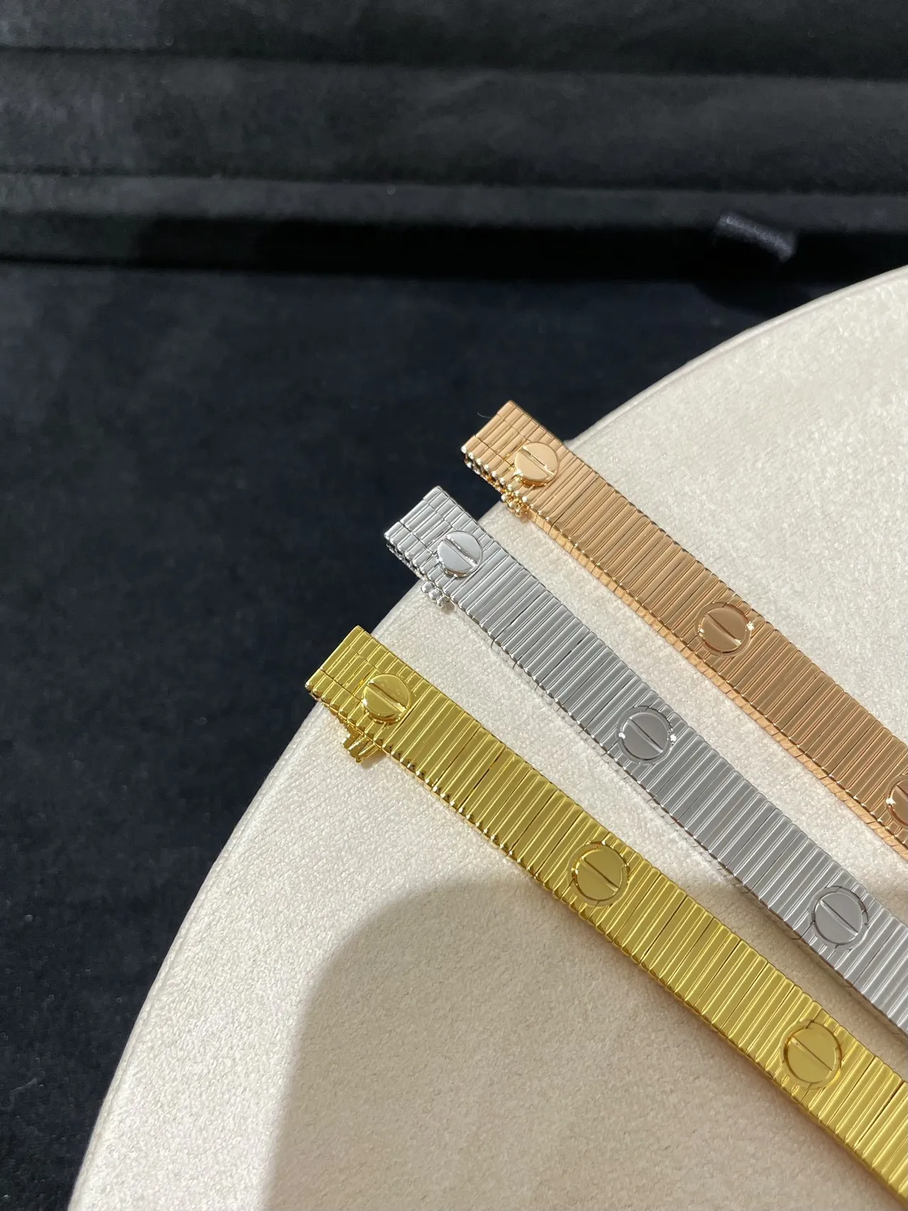 Cartier Juste un Clou bracelet en or et argent plat avec maillons articulés gravés motifs C 2