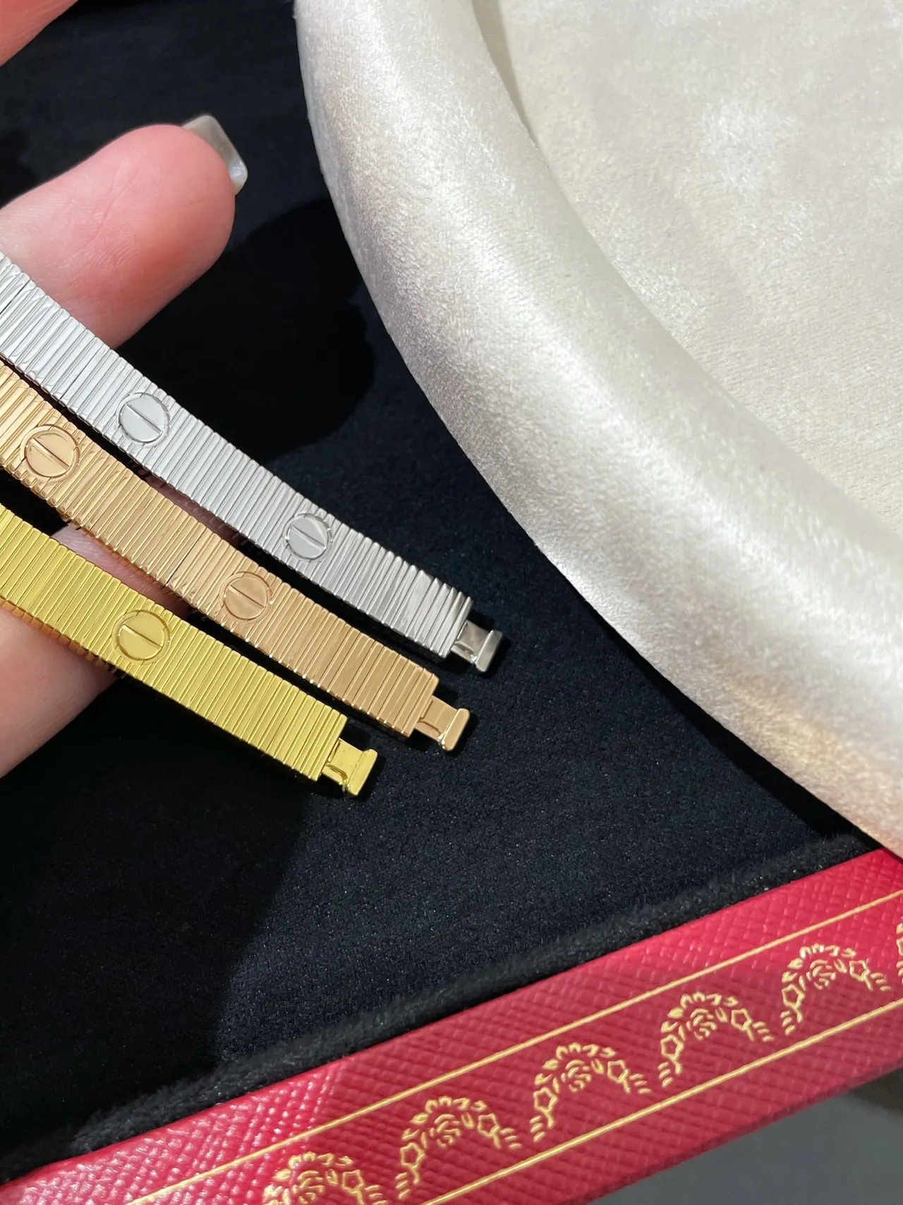 Cartier Juste un Clou bracelet en or et argent plat avec maillons articulés gravés motifs C 6