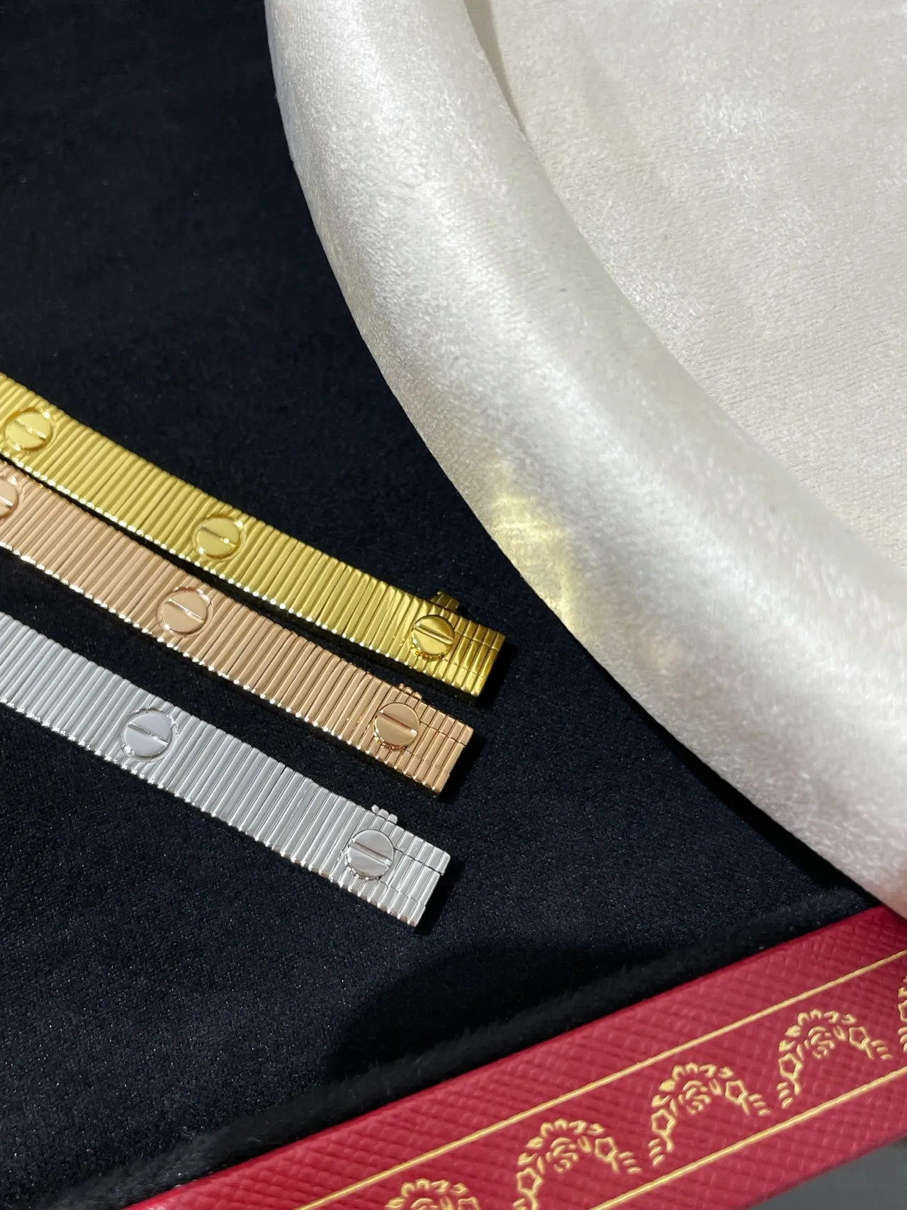 Cartier Juste un Clou bracelet en or et argent plat avec maillons articulés gravés motifs C 7