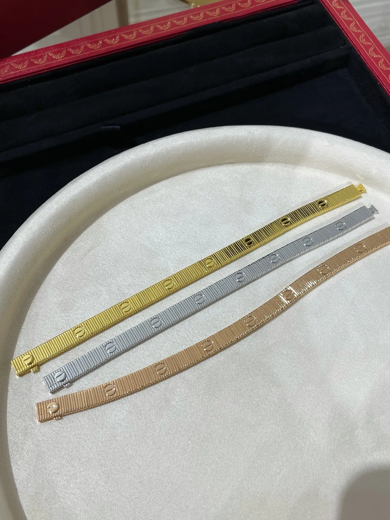 Cartier Juste un Clou bracelet en or et argent plat avec maillons articulés gravés motifs C 9