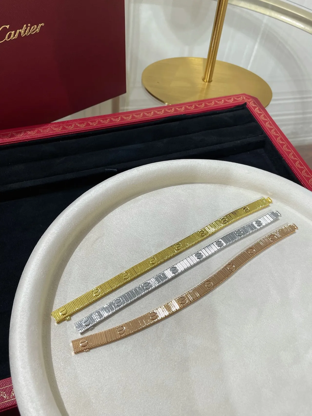 Cartier Juste un Clou bracelet en or et argent plat avec maillons articulés gravés motifs C 10