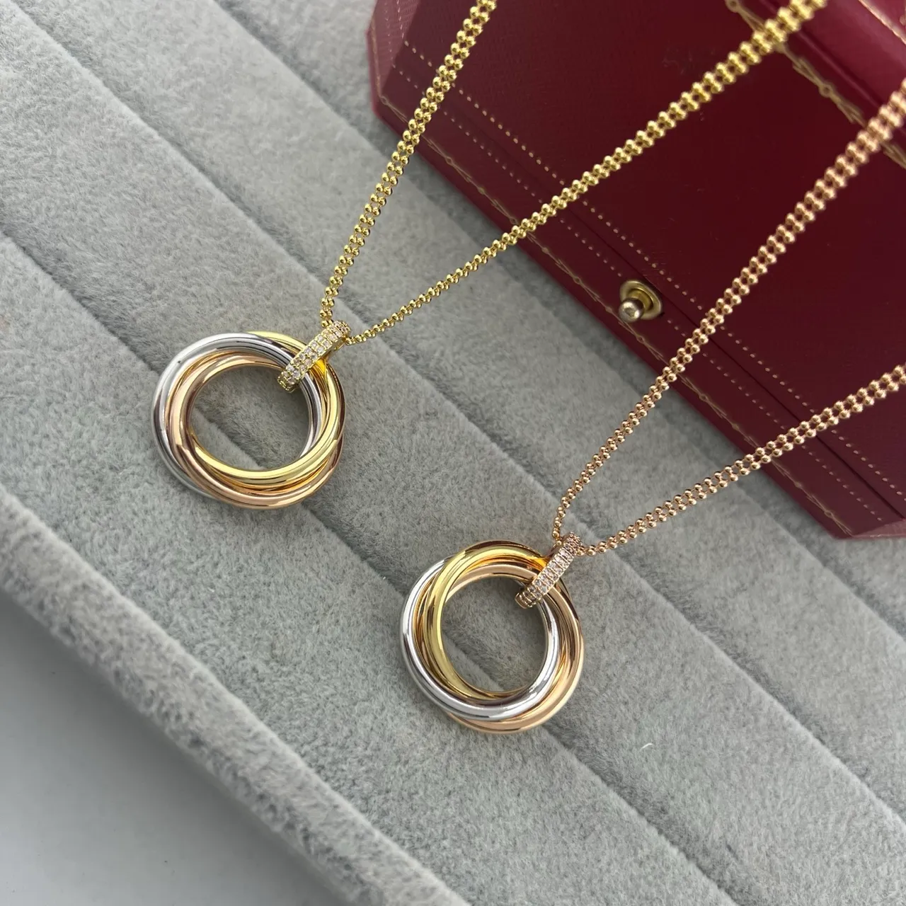 Cartier Trinity Colar com pingante de ouro tricolor e diamante 1
