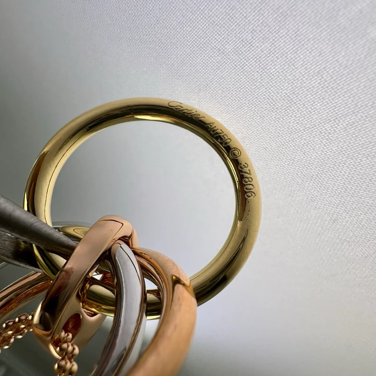 Cartier Trinity Colar com pingante de ouro tricolor e diamante 2