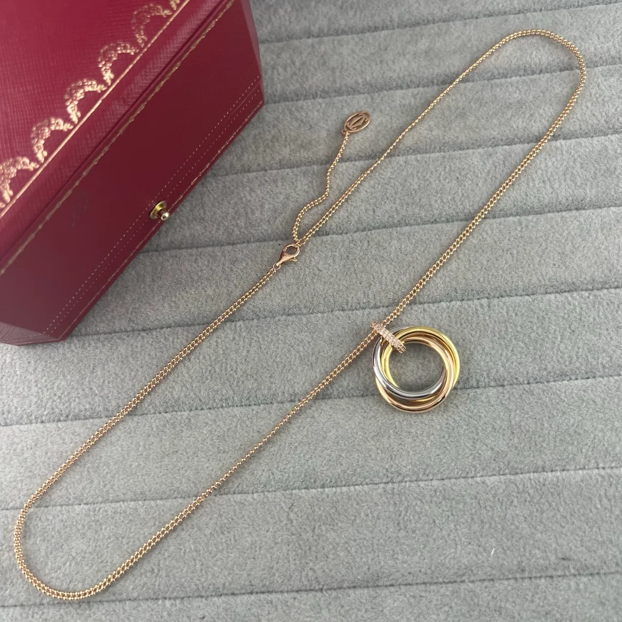 Cartier Trinity Colar com pingante de ouro tricolor e diamante 3