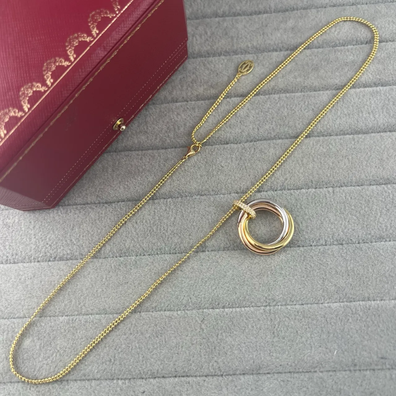 Cartier Trinity Colar com pingante de ouro tricolor e diamante 4