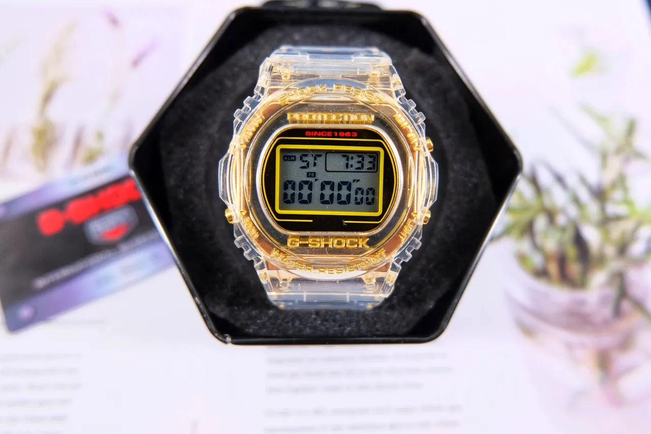 Casio G-Shock Relógio esportivo de resina transparente com acento dourado 2