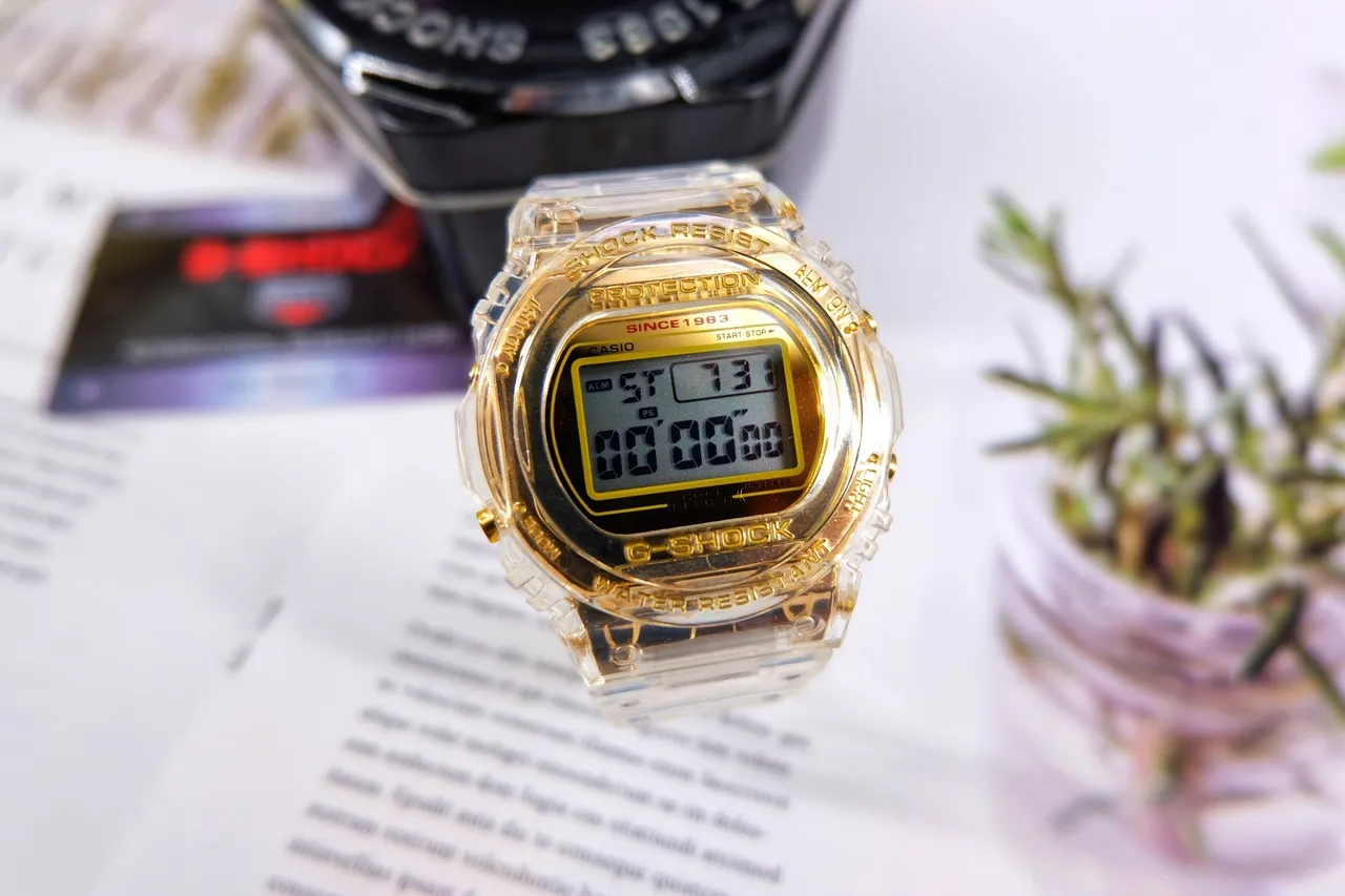 Casio G-Shock Relógio esportivo de resina transparente com acento dourado 3