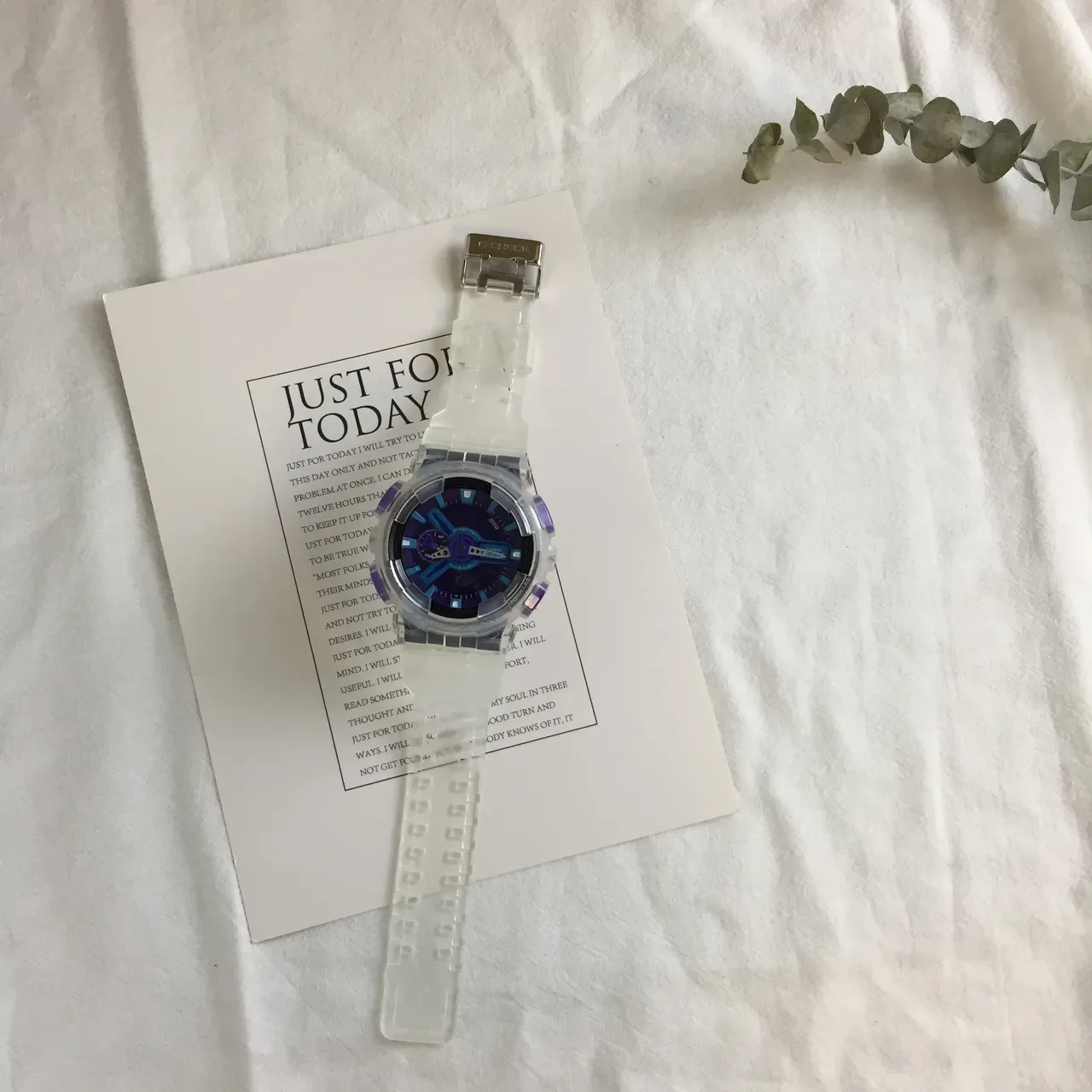 Casio Montre avec Boîtier en Résine Transparente Violette et Cadran Cyan 8