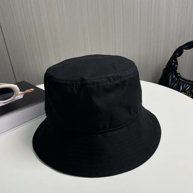 Celine Casquette Seau Noire avec Logo Brodé 4