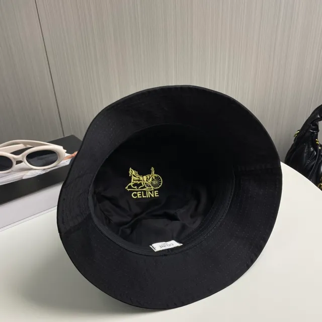 Celine Casquette Seau Noire avec Logo Brodé 5