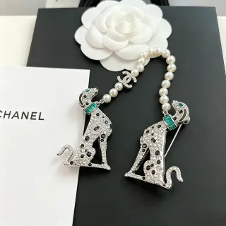 Chanel Animalier Broche Plata Verde Cristal-Pavé Silueta Chita Manchas Esmaltadas Negras