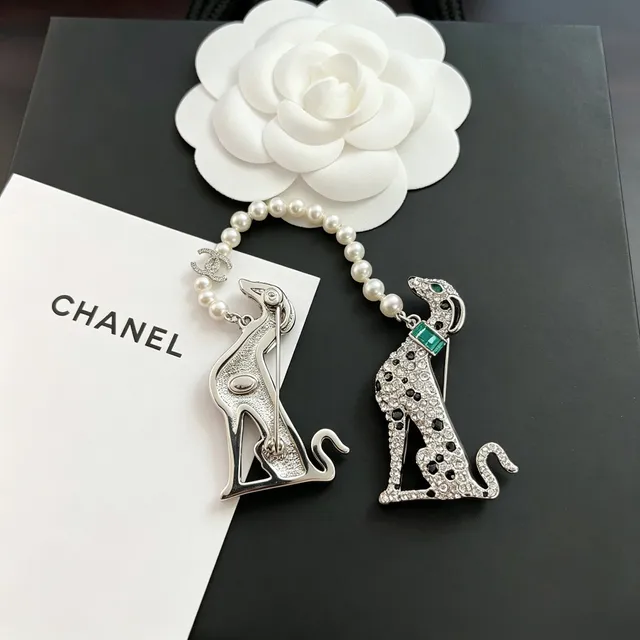 Chanel Animalier Broche Argent Vert Cristal-Pavé Silhouette Guépard Taches Émaillées Noires 2