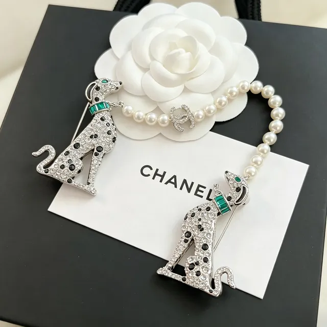Chanel Animalier Broche Argent Vert Cristal-Pavé Silhouette Guépard Taches Émaillées Noires 3