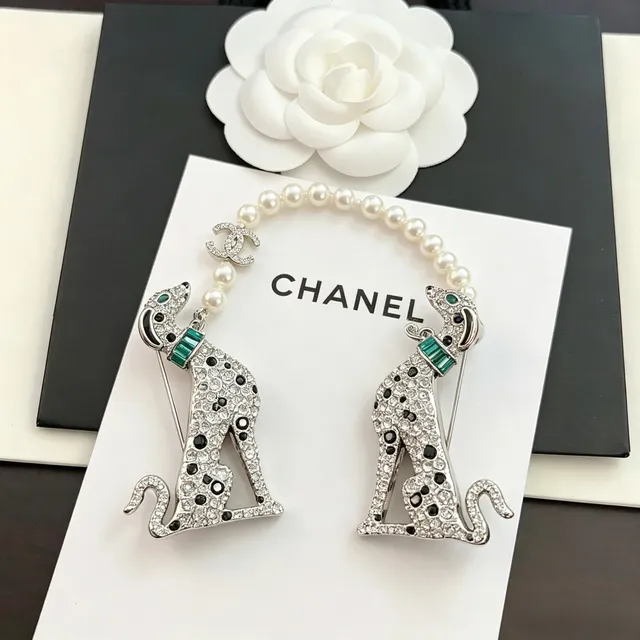 Chanel Animalier Broche Argent Vert Cristal-Pavé Silhouette Guépard Taches Émaillées Noires 4