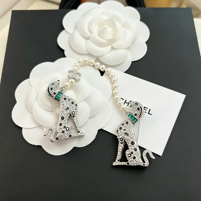 Chanel Animalier Broche Argent Vert Cristal-Pavé Silhouette Guépard Taches Émaillées Noires 5