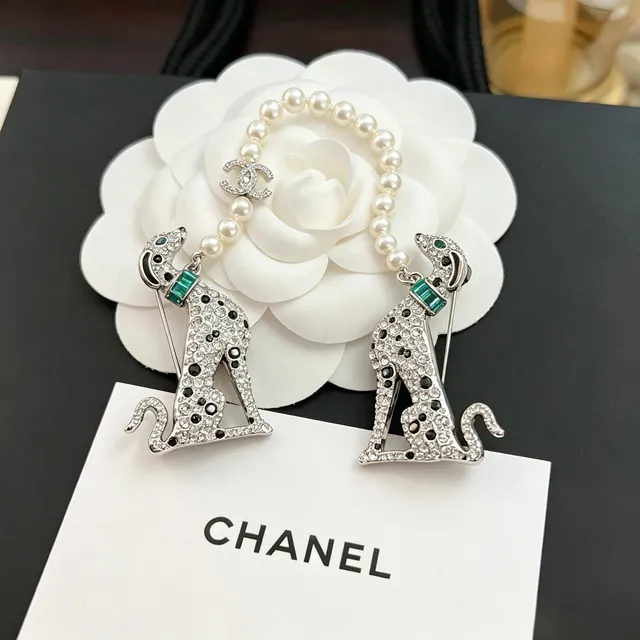 Chanel Animalier Broche Argent Vert Cristal-Pavé Silhouette Guépard Taches Émaillées Noires 6