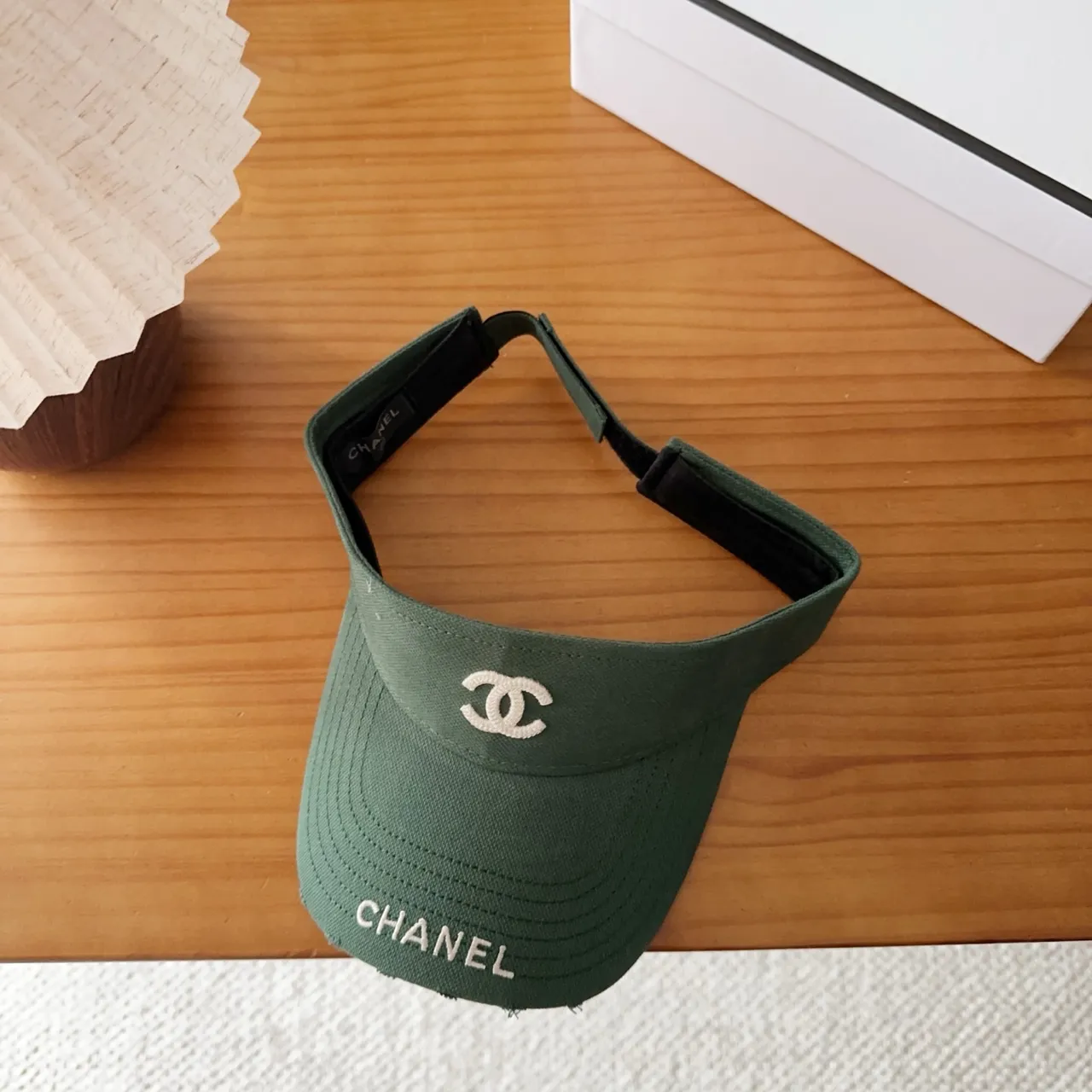 Chanel أخضر عسكري بيج شعار منقوش شكل الظل قبعة بيسبول 4