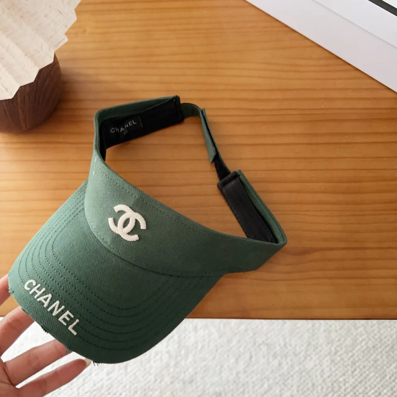 Chanel أخضر عسكري بيج شعار منقوش شكل الظل قبعة بيسبول 6