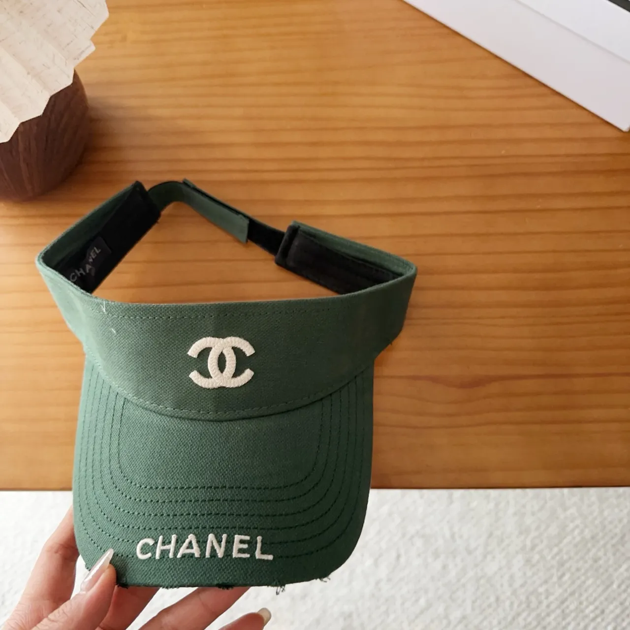 Chanel أخضر عسكري بيج شعار منقوش شكل الظل قبعة بيسبول 7