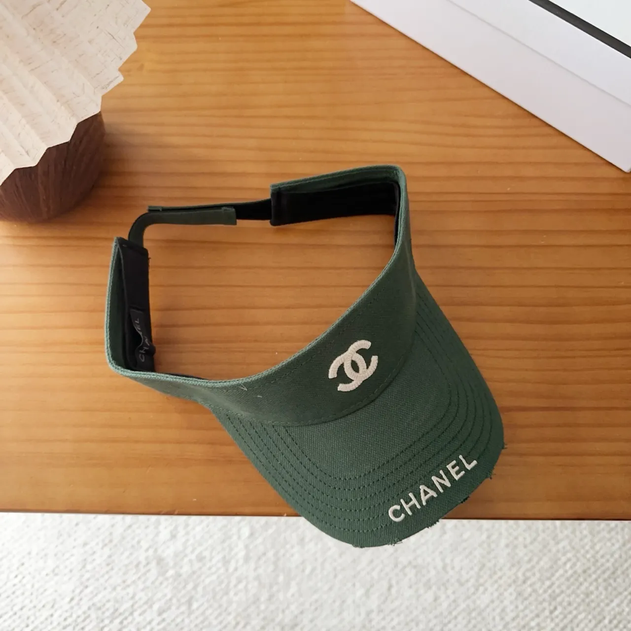 Chanel أخضر عسكري بيج شعار منقوش شكل الظل قبعة بيسبول 8