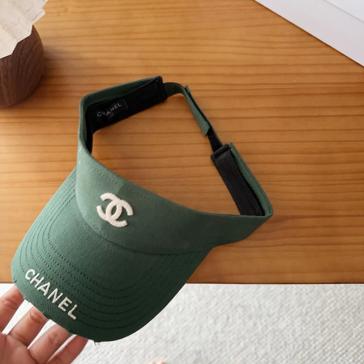 Chanel أخضر عسكري بيج شعار منقوش شكل الظل قبعة بيسبول 9