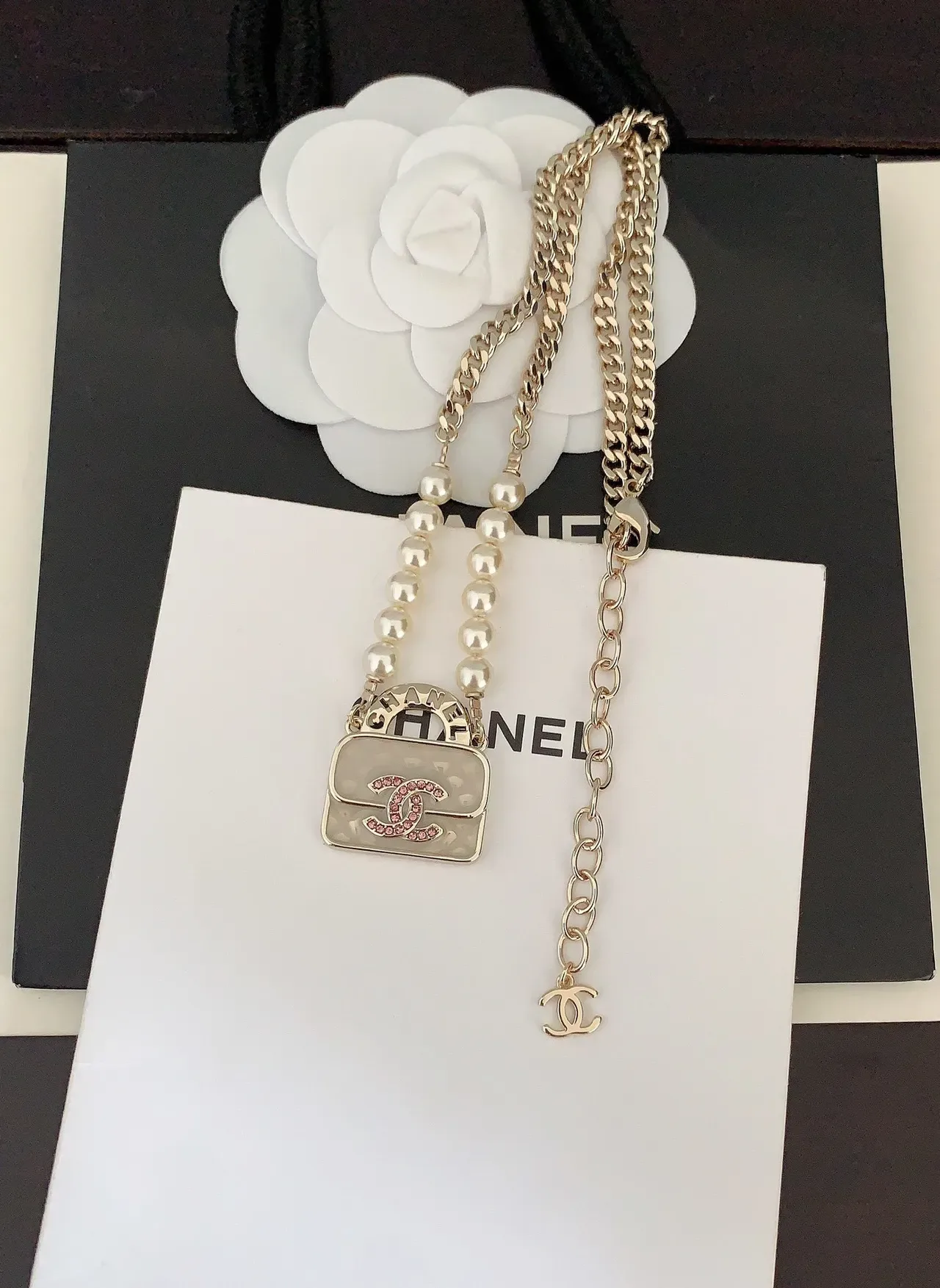 Collier Chanel Bag Charm Blanc et Rose Perles Enfilées Pendentif 2