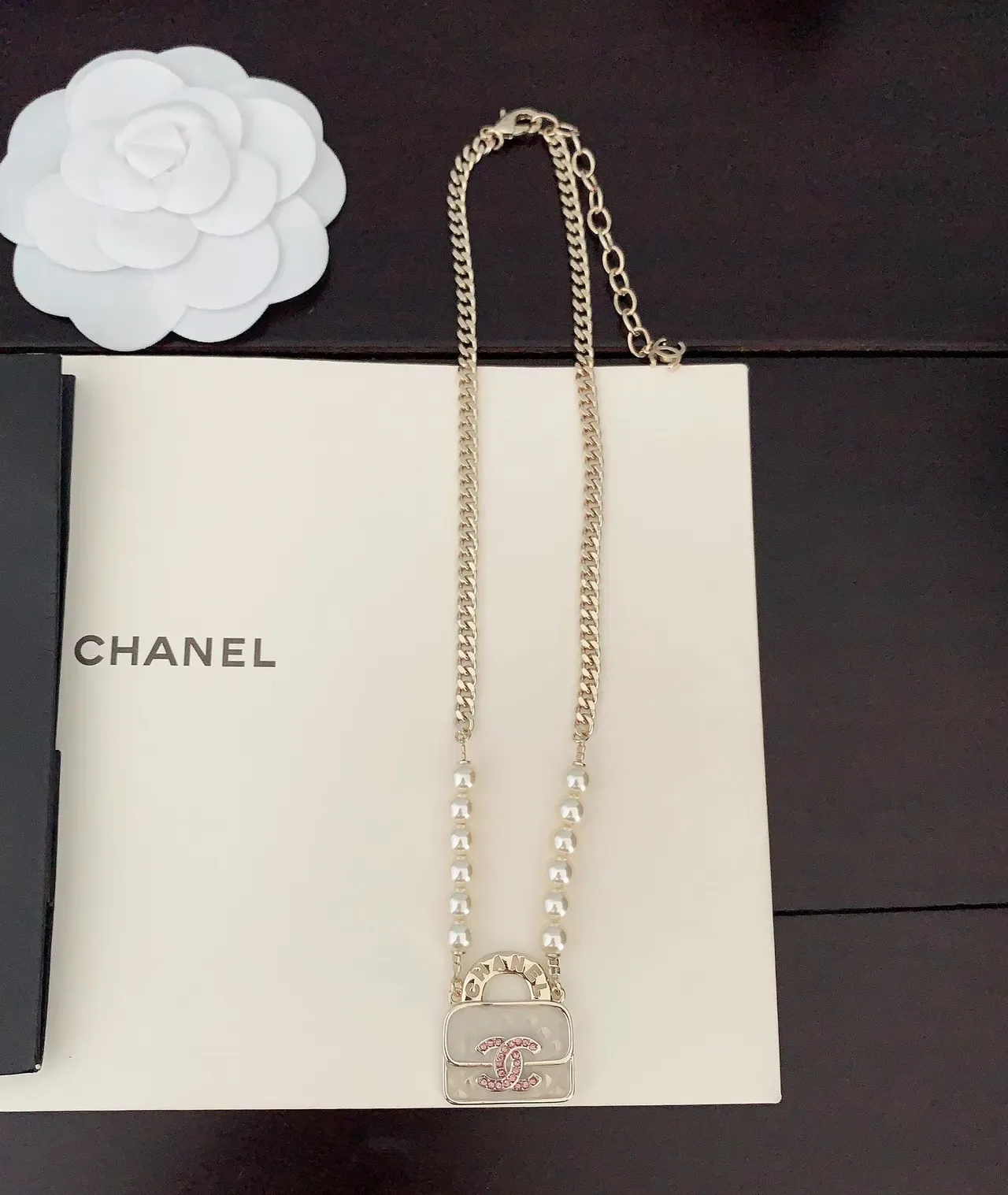 Collier Chanel Bag Charm Blanc et Rose Perles Enfilées Pendentif 3
