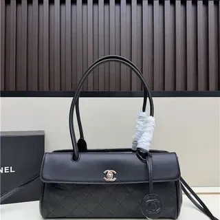 Chanel Bolso Boston Negro Dorado Acolchado con Costura de Diamante con Asa Superior