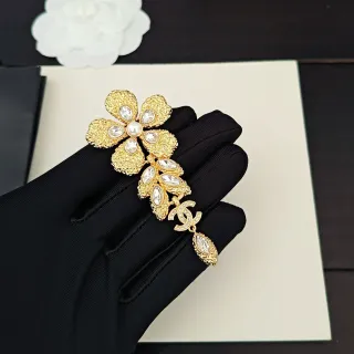 Chanel ক্যামেলিয়া ফ্লোরাল পার্ল এবং ক্রিস্টাল ব্রোচ
