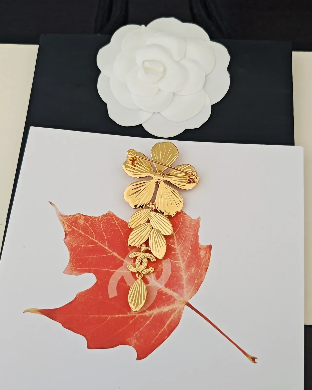 Chanel Camélia Broche Fleurale Perle et Cristal 2