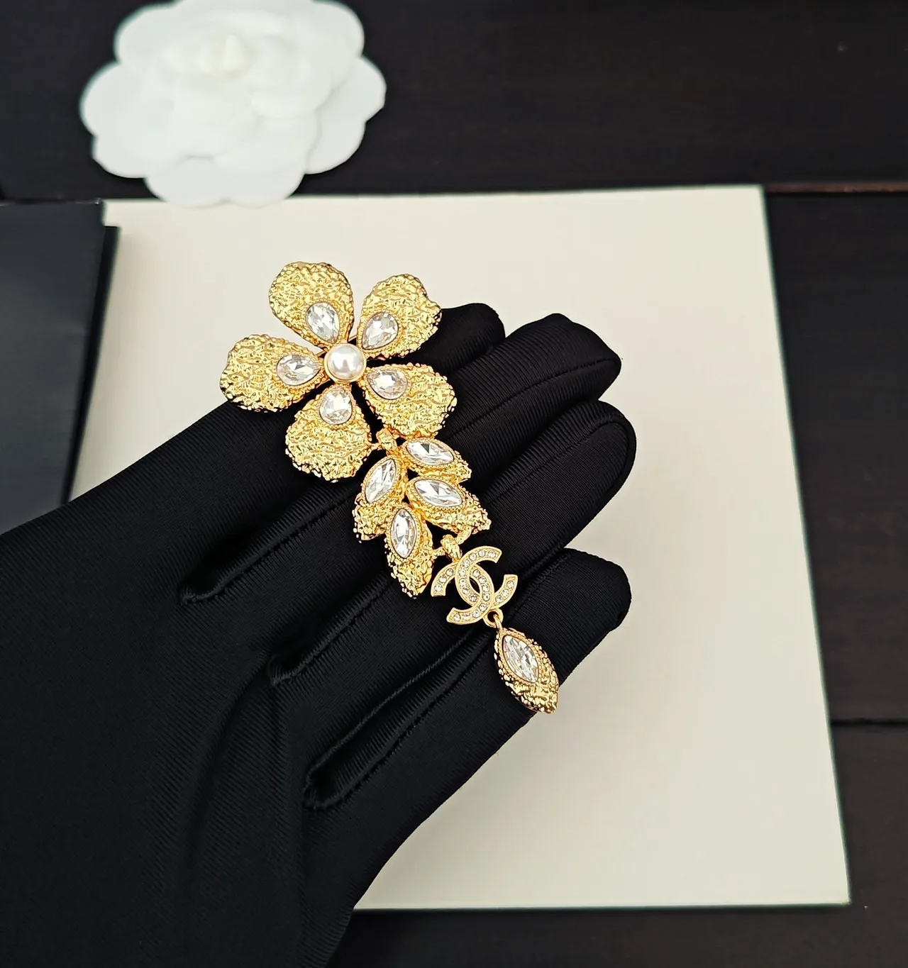Chanel Camélia Broche Fleurale Perle et Cristal 3