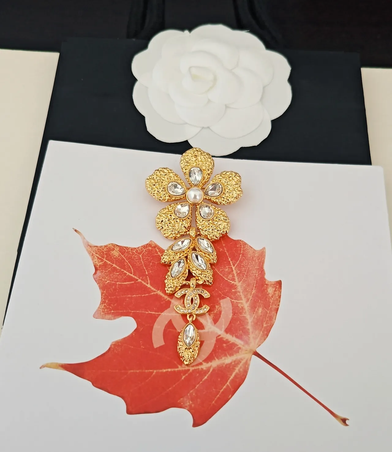 Chanel Camélia Broche Fleurale Perle et Cristal 4