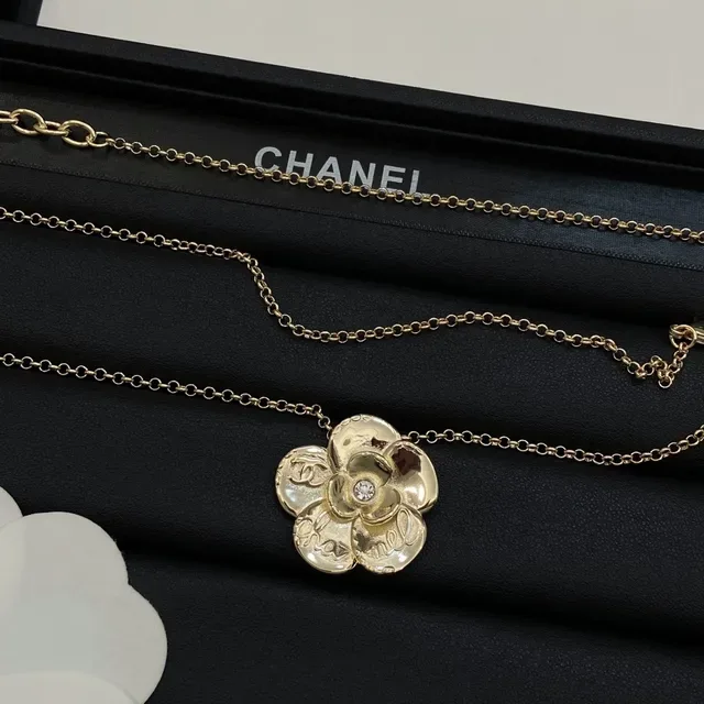 Collier Chanel Camellia Or Blanc Chaîne Fleur Pendentif 2