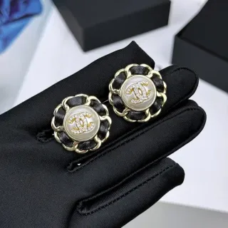 Chanel 山茶花风格链条黑金框架纹理边框耳环