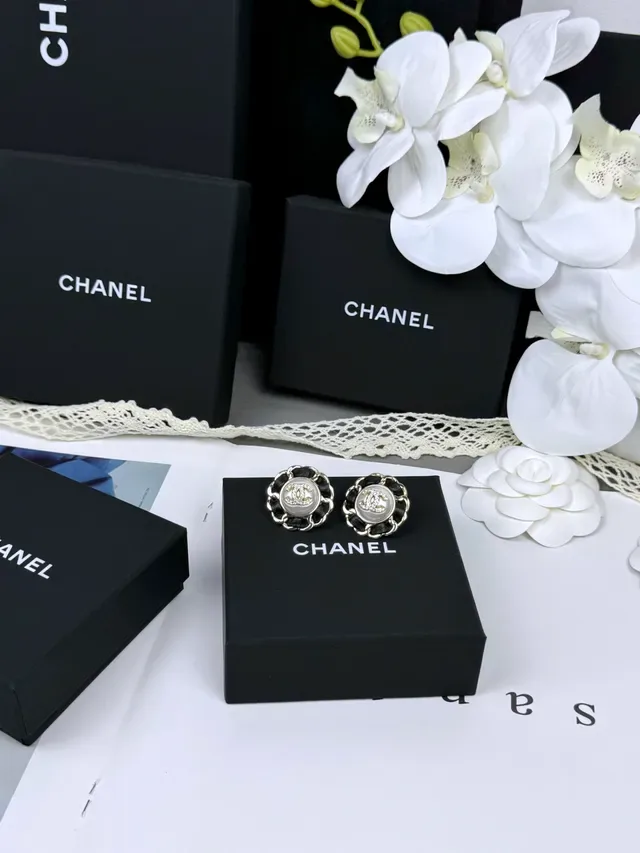 Chanel 山茶花风格链条黑金框架纹理边框耳环 2